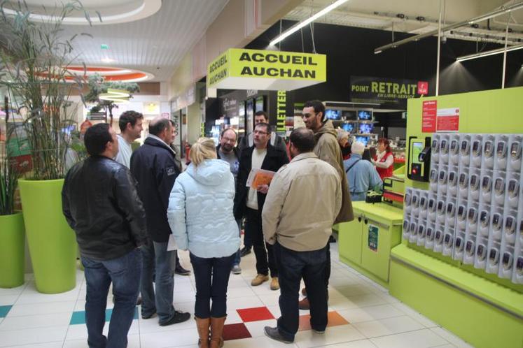 Les éleveurs se sont rendus dans trois grandes surfaces 
de la Vienne, dont Auchan à Poitiers-Sud.