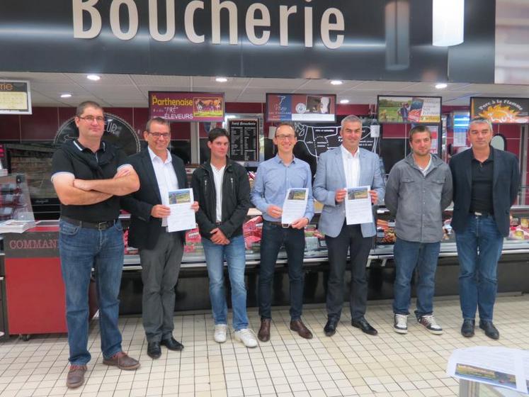 De gauche à droite : Thierry Bernier, président de la section bovine de la Fnsea 79, Jean-Yves Leboul, directeur du Super U de Parthenay, Guillaume Clochard, JA, Franck Couprie, directeur des Super U de Mauléon et Moncoutant, Thierry Beaumard, directeur du Super U de Cerizay, Mickaël Papot, JA, et Guy Emeriau, responsable Ouest de l’activité boucherie de Super U.