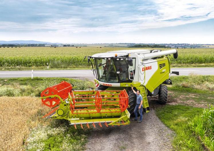 Les deux coupes repliables Claas, de 4,55 et 5,46 mètres de large, se distinguent par leur repliage longitudinale n’obstruant pas la visibilité.