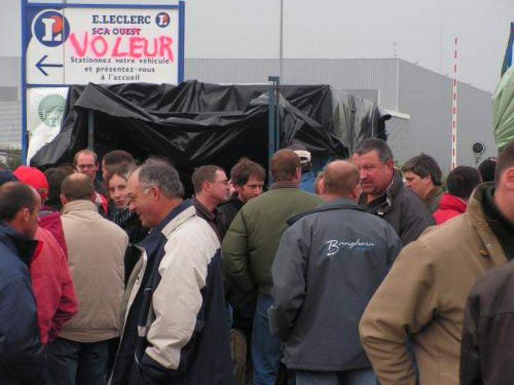 Pendant 48 heures, entre 100 et 400 agriculteurs se sont mobilisés devant la centrale d’achat Leclerc de St-Étienne-de-Montluc.