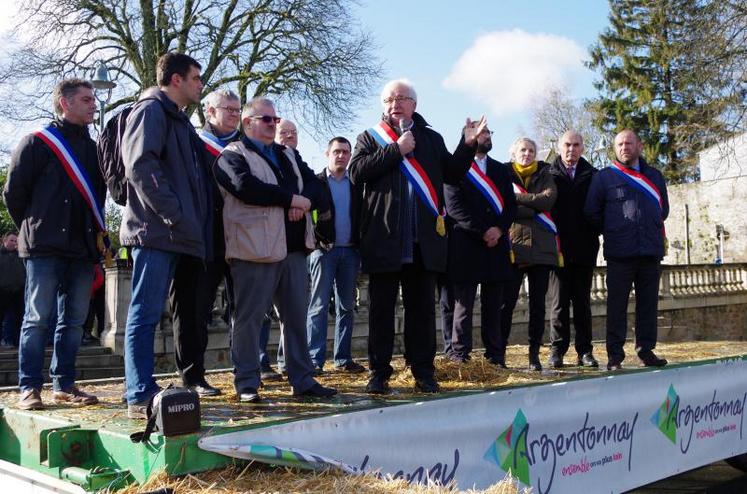 À la tribune, le sénateur LR Jean-Marie Morisset a pris la parole pour demander le soutien du gouvernement.