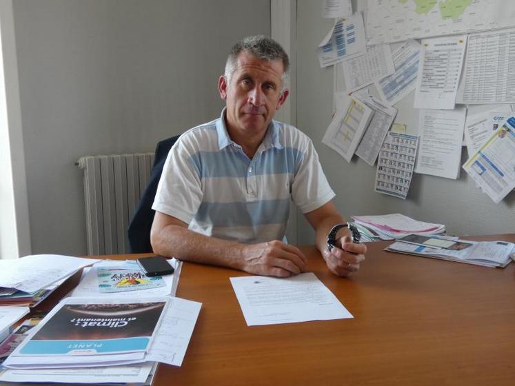 Éric Pannaud est maire depuis 2014. Chaniers, bien que périurbaine, est étendue avec de petits villages dispersés. « Toutes les maisons d’une commune comme Chaniers ont une culture au bout du jardin », schématise-t-il.