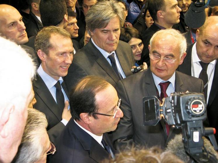 C’est sur les stands en rapport avec l’élevage bovin viande que le président de la République a été le plus attendu et le plus suivi. Ici, il s’entretient avec Pierre Chevalier, président de la FNB, sur le stand Interbev. Au second plan Guillaume Garot (à gauche), ministre en charge de l’Agroalimentaire, et Stéphane Le Foll, ministre de l’Agriculture.