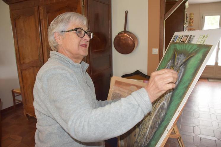 Marie-Claude Picaud, dans sa maison, à Priaires, au lieu-dit Le Grand Pré, peaufine le portrait d'un hibou au pastel, début mai 2019.