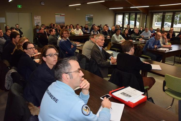 Une centaine de participants se sont réunis pour faire part de leurs appréhensions face à la situation et pour échanger.