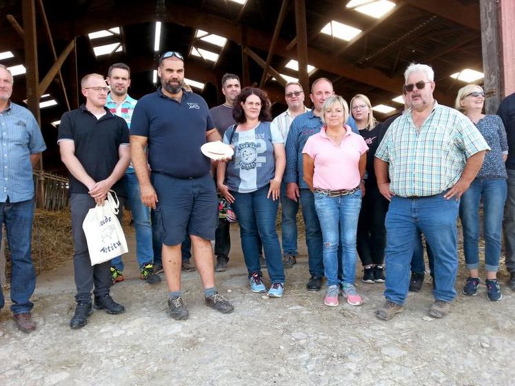 La délégation allemande, une vingtaine de personnes, a visité, entre autre, l'exploitation d'Olivier Collardeau (110 vêlages de Blondes d'Aquitaine), à Villiers-sur-Chizé, jeudi 20 septembre. Les Hol