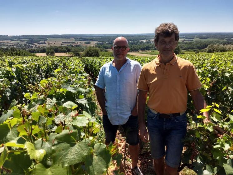 Freddy Radepont, un des deux repreneurs, poursuit son apprentissage sous l’œil vigilant et exigeant d’Henri Jammet (à droite).