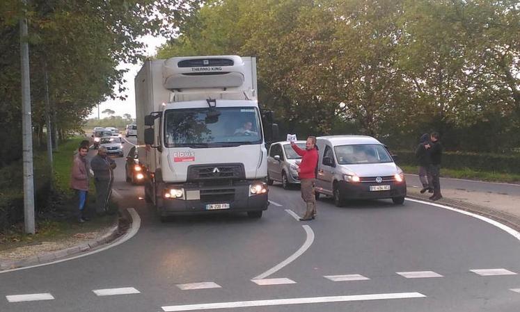 Distribution de tracts à Rochefort.