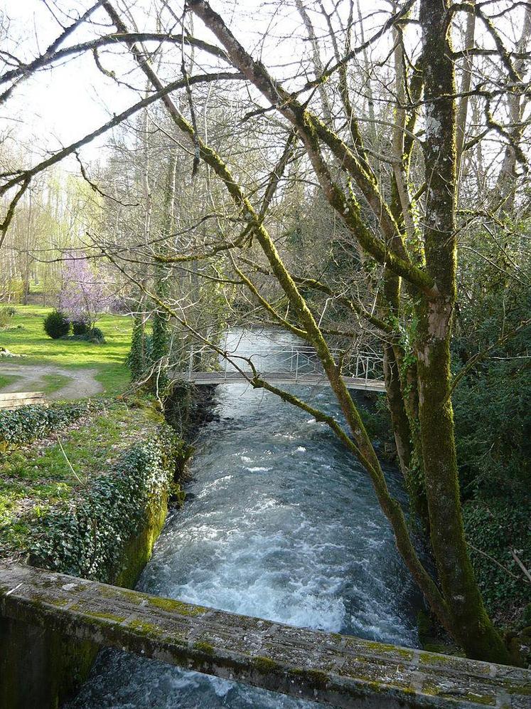 La Boutonne (Ici à Dampierre-sur-Boutonne) devrait voir arriver ses réserves de subsitition d’ici à quelques années.