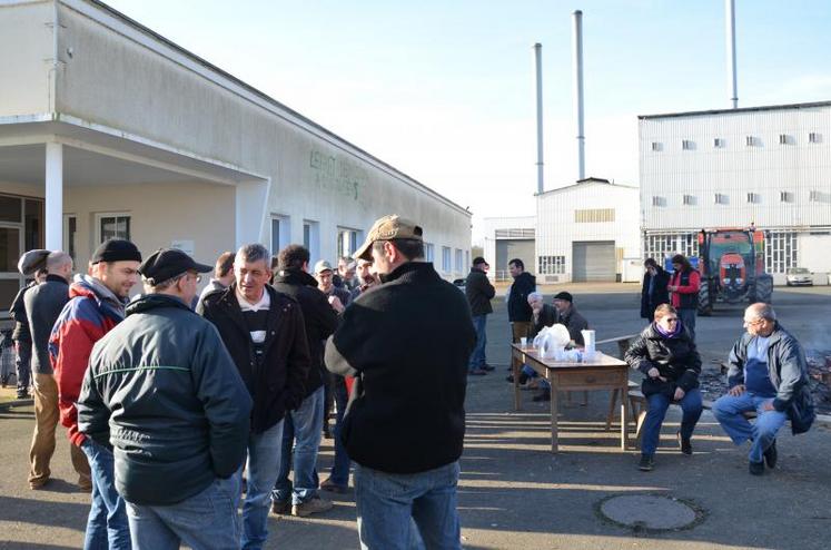 Les manifestants se sont rassemblés devant la laiterie des Champdeniers dimanche soir. Au-delà du site, c’est le groupe Terra Lacta qui était visé, accusé de participer à la baisse des prix du lait au détriment des éleveurs.