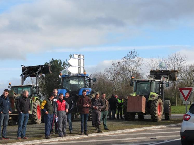 Mardi, un second point de rassemblement s’est formé au rond-point de Saint-Sauveur, sur la RN149.