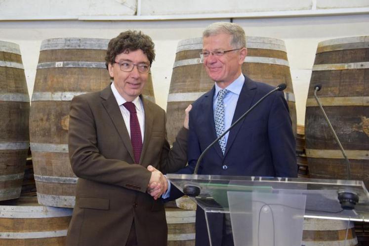 Michel Gourinchas, président de Grand Cognac (à gauche), a reçu les clefs des chais de la Haute-Sarrazine, le 12 avril, des mains du président d’Hennessy, Bernard Peillon (à droite).