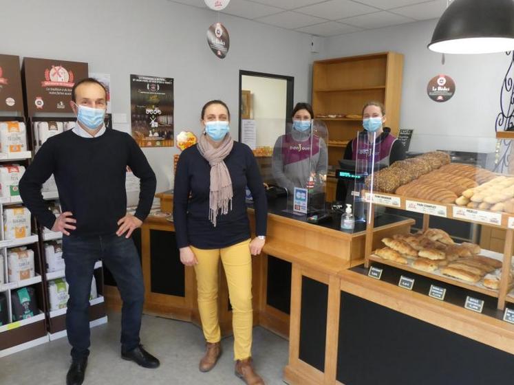 Denis Riffaud, directeur de la coopérative-minoterie de Courçon, avec l’équipe de la boulangerie : la gérante Frédérique Bietry et les vendeuses Océane et Manon.