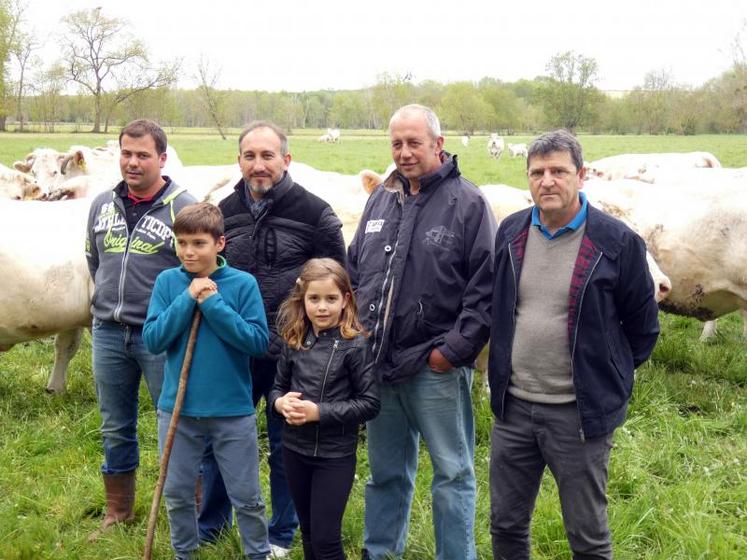 Au second rang : Mathias Massonnet, Sébastien Calleau, Sébastien Plaire et Marcel Chartier. 
Devant eux, les enfants de Sébastien Plaire, Cantin et Lalie.