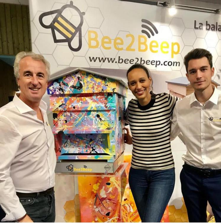 Le jeune deux-sévrien Jérôme Clerjeau (à droite) et son associé Frédéric Timbert ont présenté leur balance connectée pour ruche Bee2Beep, au salon des produits Made in France, à Paris, le week-end des 10 et 11 novembre 2018. Ils posent avec Nathalie Schraen-Guirma, ambassadrice du made in France sur France 3.