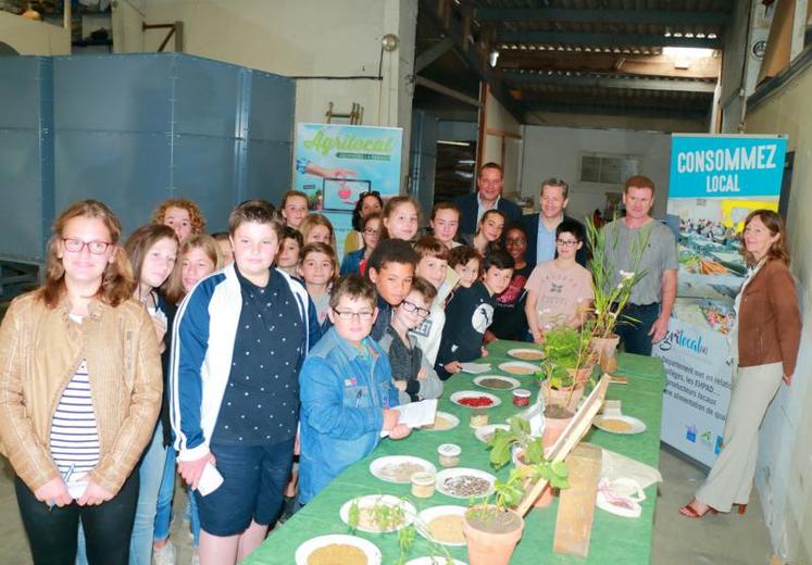 Fabien Charrais a montré aux élèves les différentes sortes de céréales, graines et légumes secs.