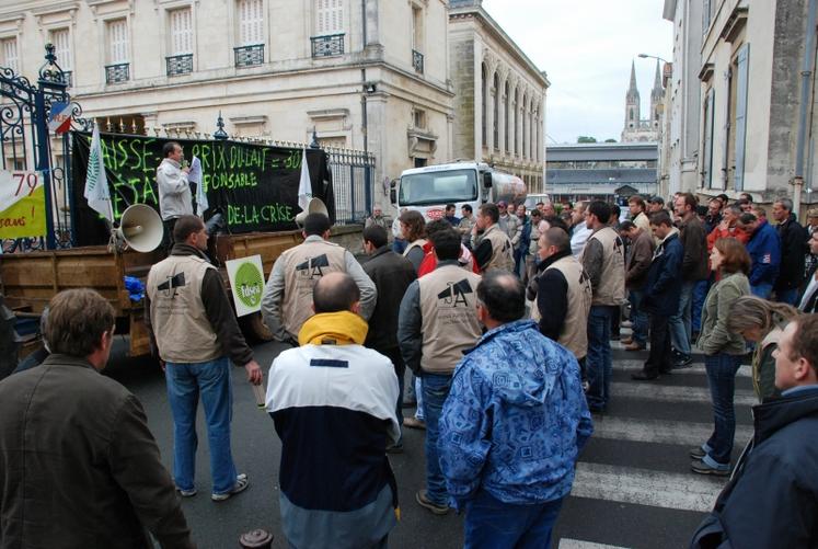 Environ deux cents agriculteurs ont manifesté, mardi, à Niort.