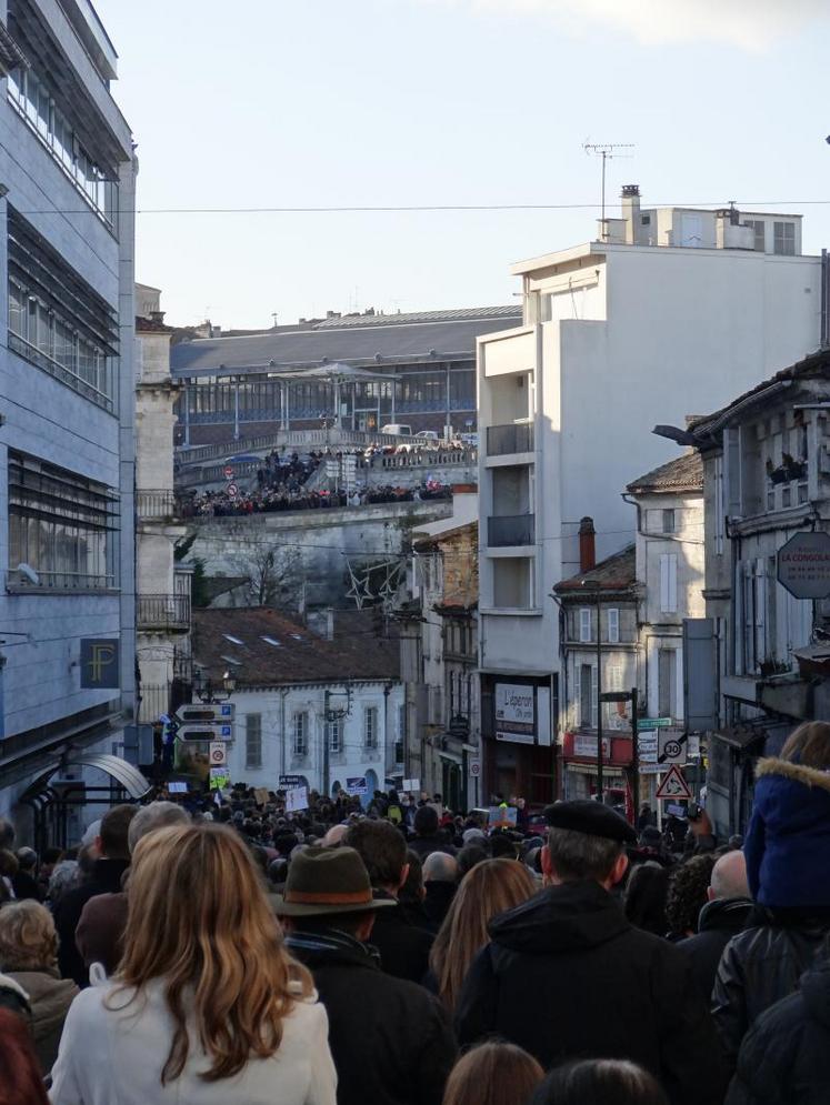 A Angoulême, une marée humaine (19 000 personnes selon la police, jusqu’à 25 000 selon les organisateurs de la Maison des peuples et de la paix) descend du « plateau » vers le parvis Magelis.