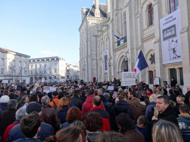 Tous les regards braqués sur les kakemono affichés sur le fronton de l’hôtel de ville d’Angoulême, au départ de la marche républicaine.