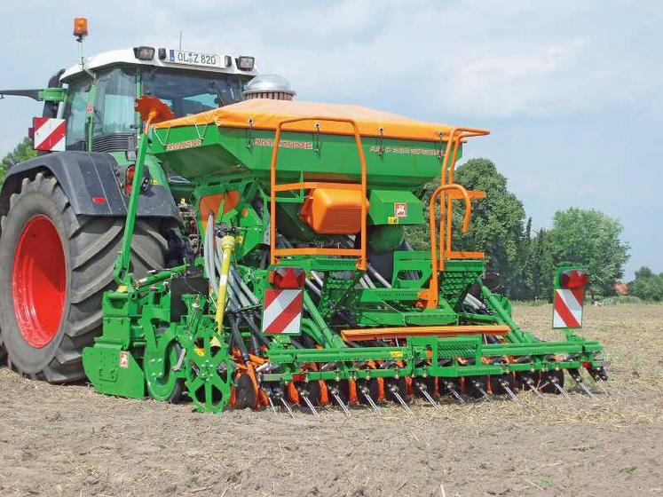 Lors du passage du semoir, il faut veiller à limiter l’alignement des semences et les espaces « vides »
des inter-rangs pour ne pas favoriser le développement des adventices.