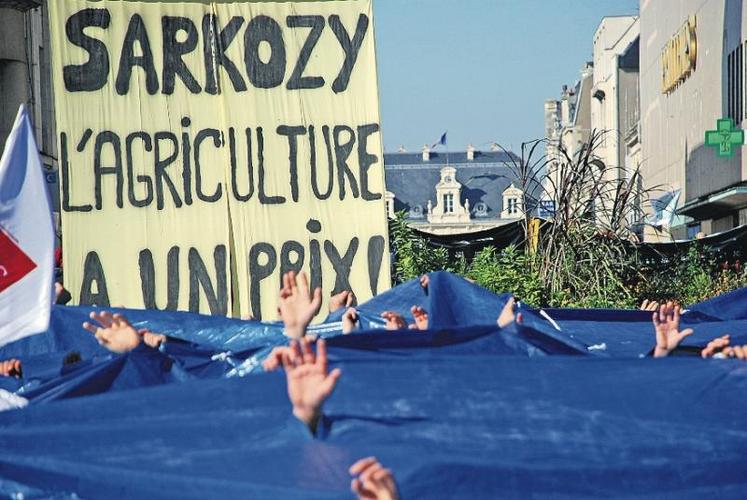 Le 16 octobre, 2000 agriculteurs manifestent à Poitiers.