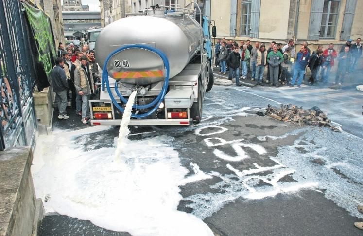 Le 19 mai, 200 éleveurs manifestent devant la préfecture.