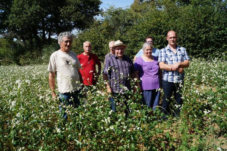 Au premier plan : quelques-uns des agriculteurs investis dans le projet apicole de Cendrecor Agro-Ecologie, avec de gauche à droite : Gérard Bru, Ernest Sorin, Josette Bru et l’éleveur ovin charentais, Vincent Villautreix.