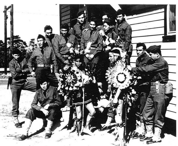 Les Code Talkers comanches ayant participé au débarquement, ici photographiés à Fort Benning en 1941.