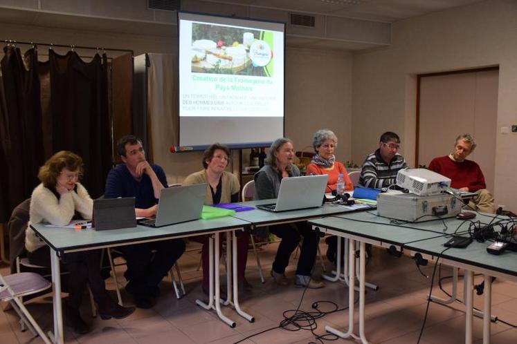 Les membres de la SCIC, de gauche à droite : Paule Pairault, sage-femme à la retraite, Antoine Papineau, éleveur à Sansais, Caroline Comte, éleveuse à Bougon, Hélène Braconnier, éleveuse à Soudan, Dominique Guérin, éleveuse à Exoudun et présidente de la SCIC, Christian Gibault, 
ancien responsable de la laiterie de Bougon, et Vincent Furstoss, de l’Inra.