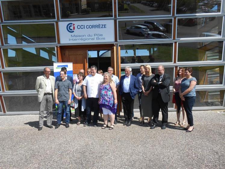 En deuxième, septième et huitième position sur la photo, 
en partant de la gauche, les bénéficiaires du prêt.