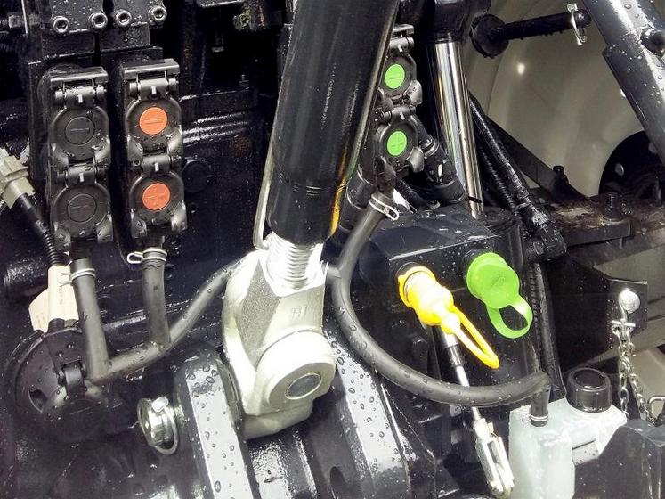 Le freinage de remorque double ligne hydraulique se matérialise par un second connecteur (en jaune) au niveau de l'attelage.