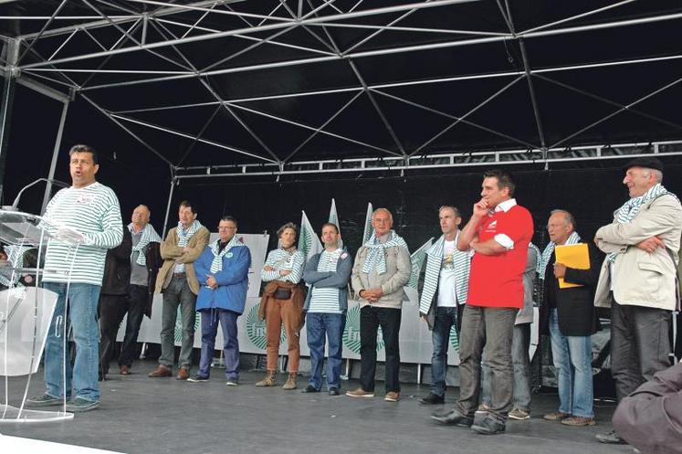 Xavier Beulin et sa marinière verte pour signifier que l’agriculture peut participer au redressement productif cher au gouvernement.