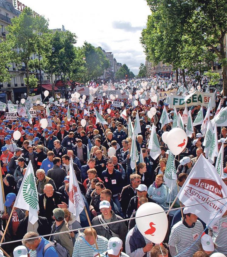 Tout au long du cortège, des drapeaux et des pancartes identifiant les départements des manifestants.