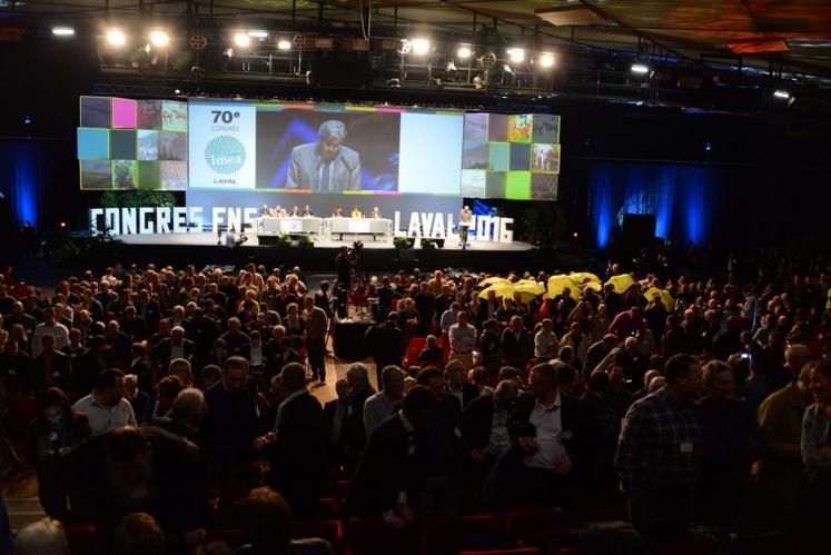 Les congressistes ont tourné le dos au ministre pendant son discours.