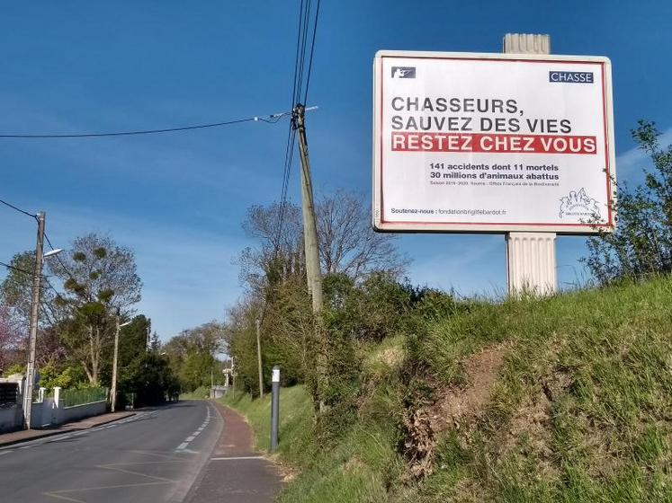 La FDC 17 dénonce cette campagne de pub « anti-chasseur » qui reprend les codes des visuels du gouvernement pour la prévention sanitaire.