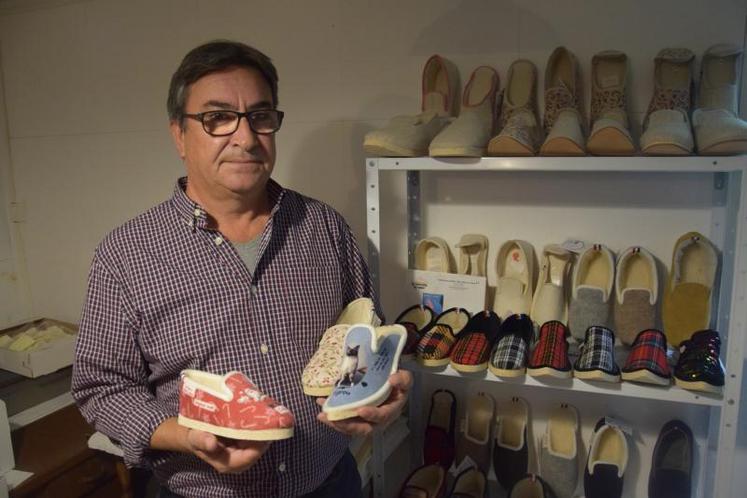 Jean-Philippe Marsat assure lui même le suivi de ses chaussons personnalisés. Si vous commandez sur le site internet de Bébert et Nonore, il vérifie chaque étape.