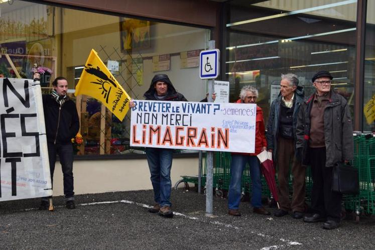 Disposition de banderoles devant le Gamm Vert du Gond-Pontouvre.