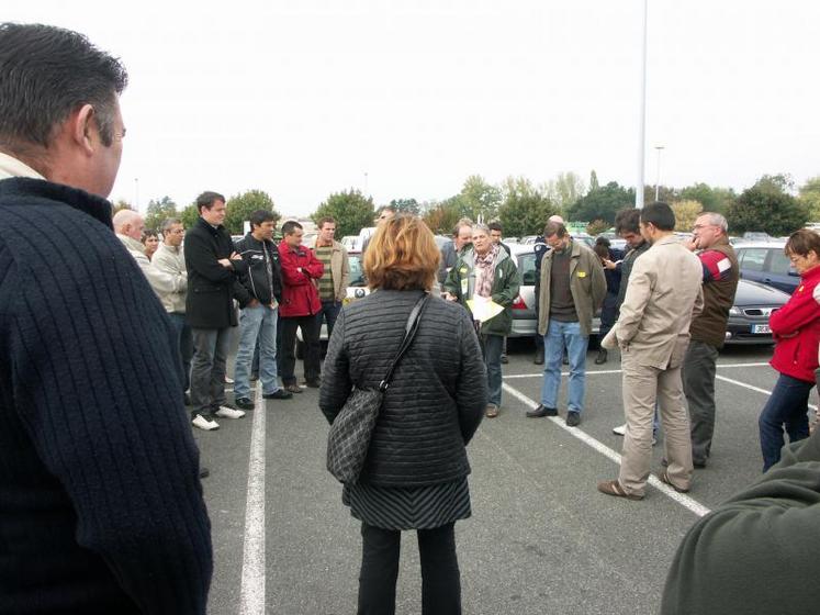 Une soixantaine d’éleveurs s’est rendue à Carrefour, à Bressuire, pour la défense du métier.