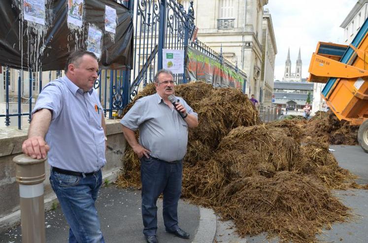 Une trentaine d’exploitants se sont réunis devant les grilles de la préfecture pour une opération « fumier drive ». Ils ont ensuite pris la direction du commissariat pour y déposer une plainte.