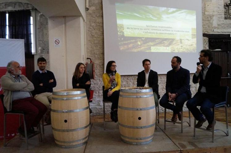 La table ronde, animée par Alexandre Vingtier (à droite), a réuni Cédric Raynaud (repreneur du Baume de Bouteville), Julien Frumholtz (laboratoire d’œnologie), Laetitia Four (responsable Viticulture durable au BNIC), François Drounau et Cécile Bagot (société de marketing L’Assemblage).