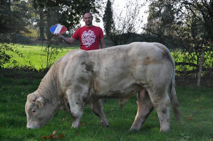 Julien Bonnet et Rubis, jeune veau charolais primé à Magny-Court