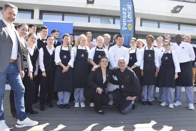 Les apprentis de CCI Charente Formation ont posé avec leurs formateurs et les producteurs locaux.