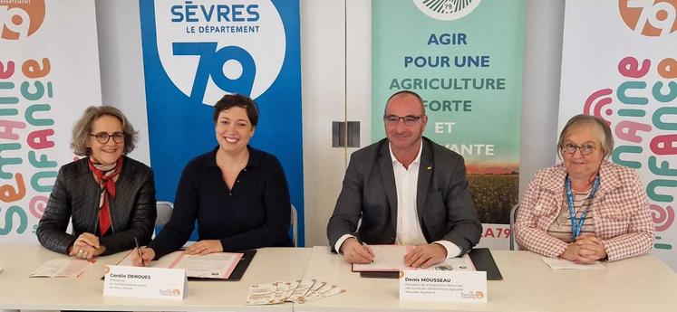 Béatrice Largeau (vice présidente en charge de l'enfance et de la famille), Coralie Dénoues, Denis Mousseau et Christine Bordevaire, assistante familiale et femme d'agriculteur.