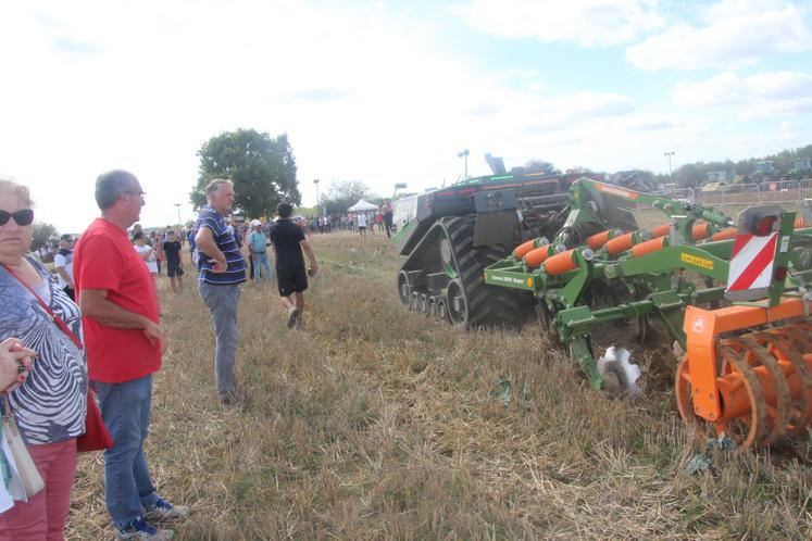 Parmi les démonstrations de tracteur, celle d'un chenillard totalement autonome, proposée par Dousset Matelin. 