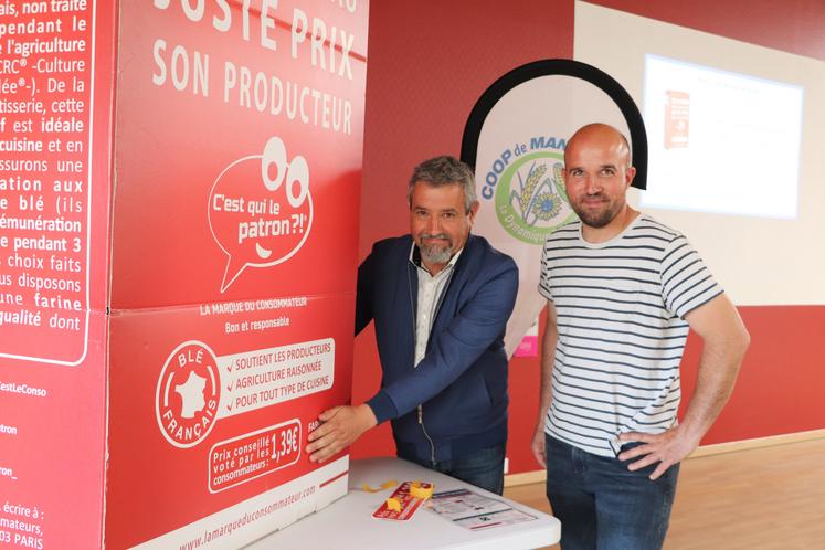 A gauche, Sébastien Coutant, président de la Coop de Mansle, appose le nouveau prix plus rémunérateur pour les producteurs.