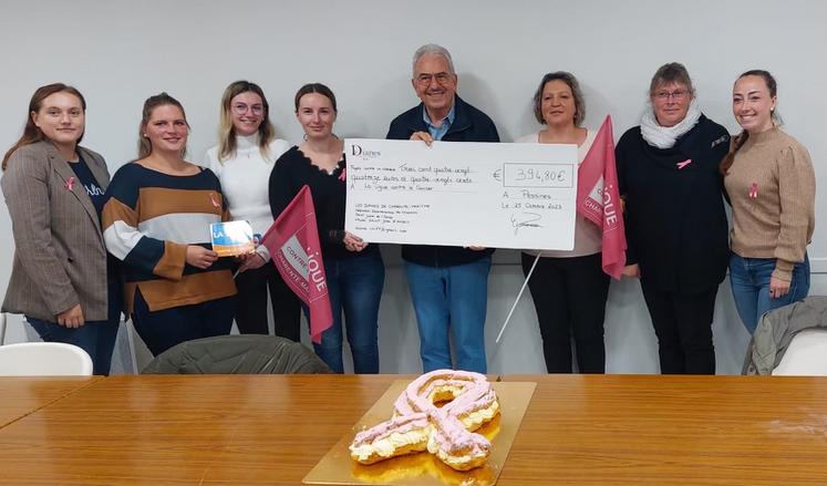Les Dianes de Charente-Maritime ont remis un chèque de près de 400 € à la Ligue contre le cancer de La Rochelle.