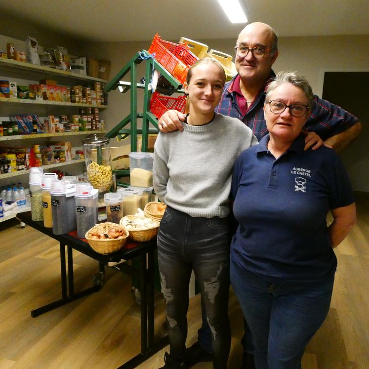 Dans la famille Lefrançois, il y a la mère et le père, Véronique et Dominique, qui tiennent l'auberge Le Castel depuis 10 ans. Et maintenant la fille, Alice, aux manettes du multiservices. Grâce à elle, les habitants de Château-Garnier peuvent tester l'achat en vrac.