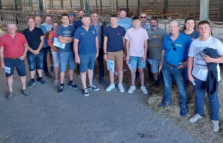 L'après-midi, le groupe charentais-maritime a été accueilli sur l’exploitation de la famille Marolleau sur la commune de St-Maurice Étusson.