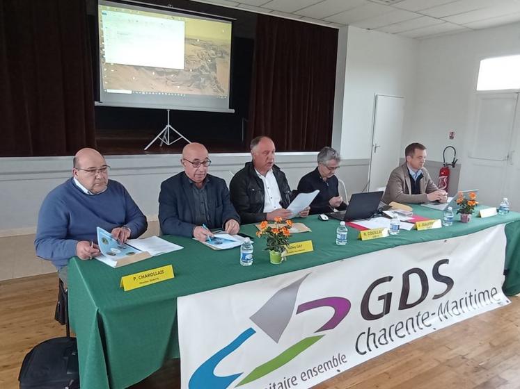 Gilles Gay (2ème en partant de la gauche), vice-président en charge de l’agriculture au Département et lui-même ancien éleveur, a souligné l’adaptation du GDS 17 face aux missions confiées. 
