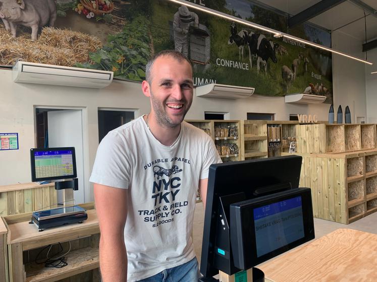 Florian Brochet, producteur laitier, derrière le comptoir du magasin « Yci fermier » de St-Jean-d’Angély, ouvert depuis ce mercredi 7 juin.